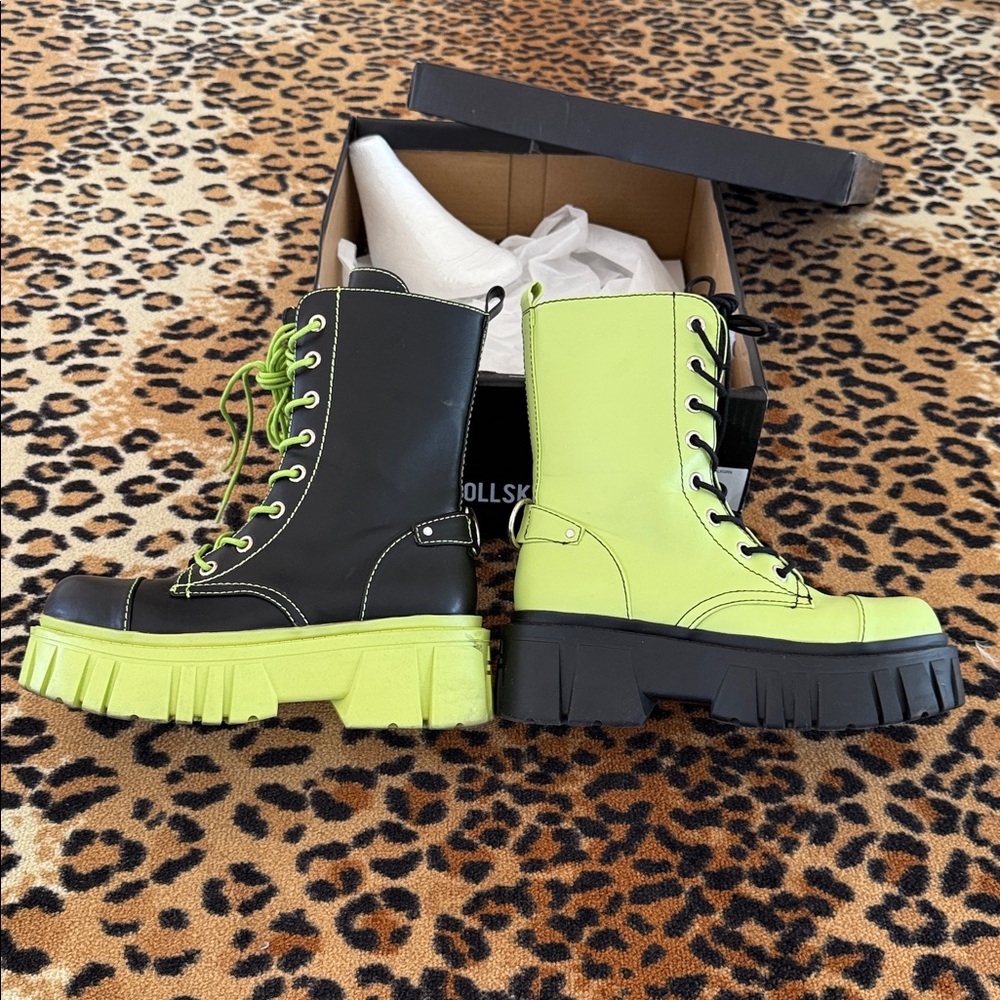 Dolls Kill black/green ‘mismatched’ Combat Boots - Picture 6 of 7
